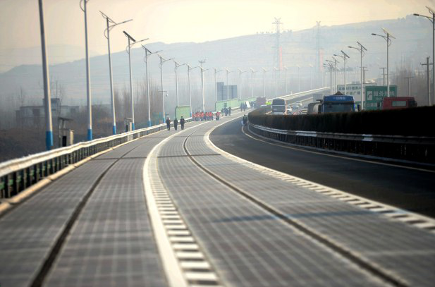 全球首段光伏高速路亮相山東