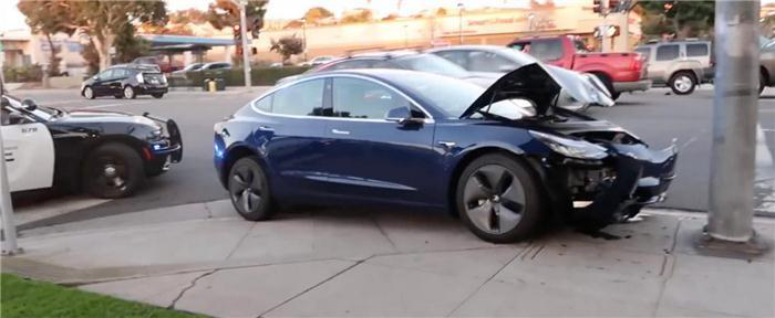 特斯拉Model3撞上交通燈 特斯拉Model3撞上交通燈