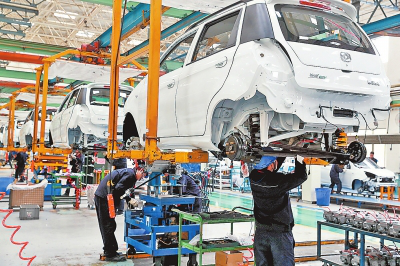 鄭州海馬汽車生產(chǎn)車間，工人正組裝新能源汽車