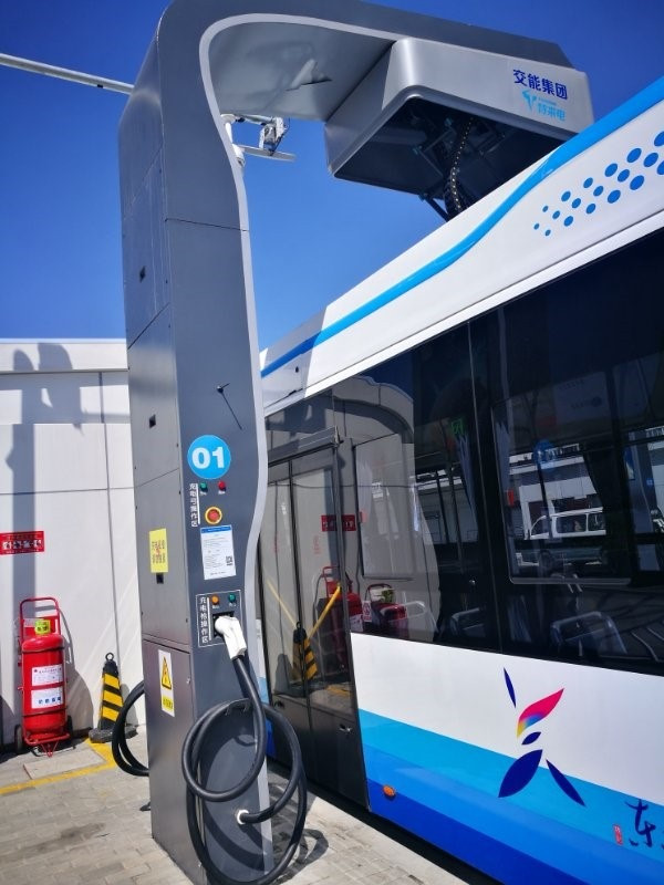 中國(guó)首條全智能充電弓BRT線路在上海運(yùn)行
